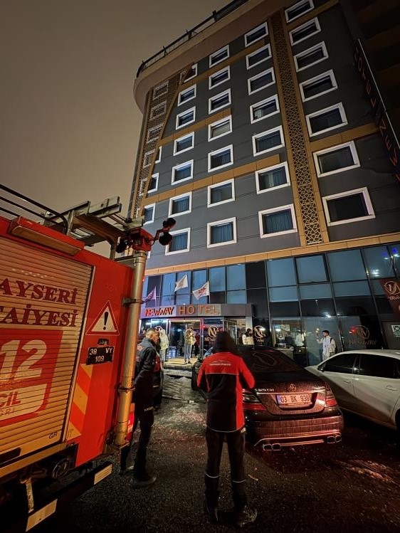 Otel bodrumunda çıkan yangın paniğe neden oldu
