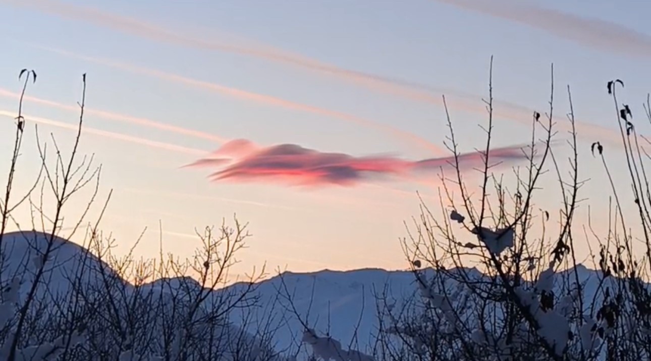 Yüksekova’da gökyüzünde doğa şöleni: Bir bulut onlarca silüet