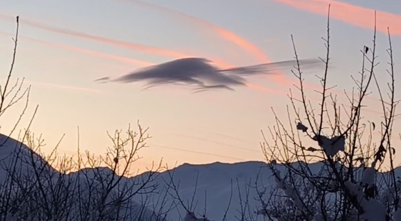 Yüksekova’da gökyüzünde doğa şöleni: Bir bulut onlarca silüet