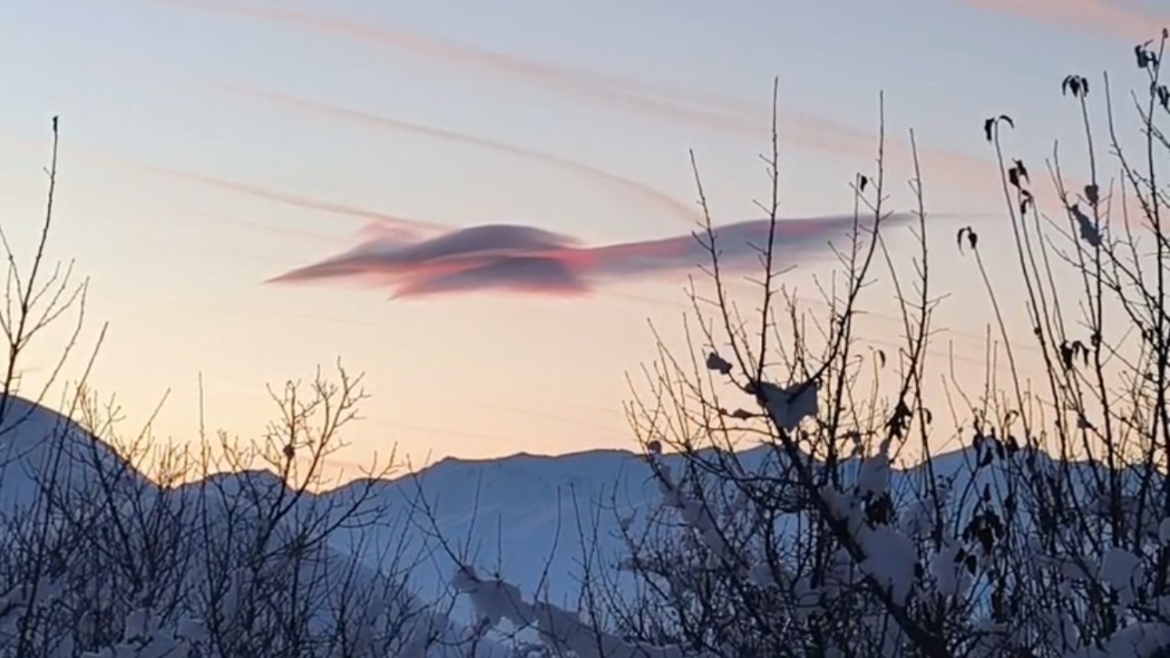 Yüksekova’da gökyüzünde doğa şöleni: Bir bulut onlarca silüet