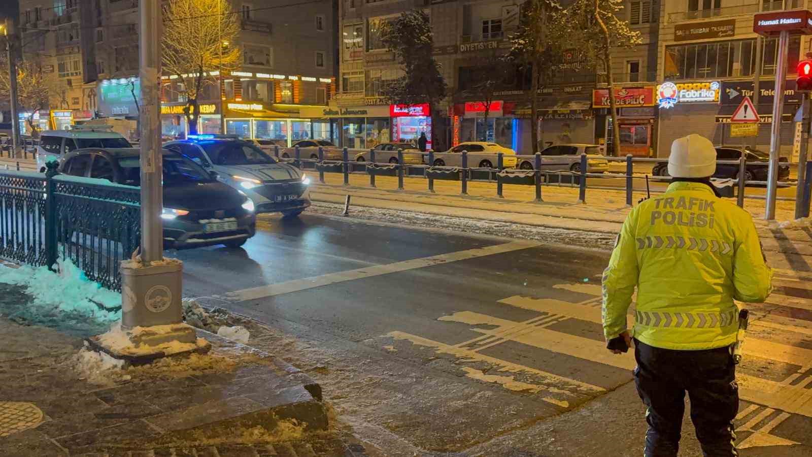 Otomobil yayaya çarptı: 1 ağır yaralı