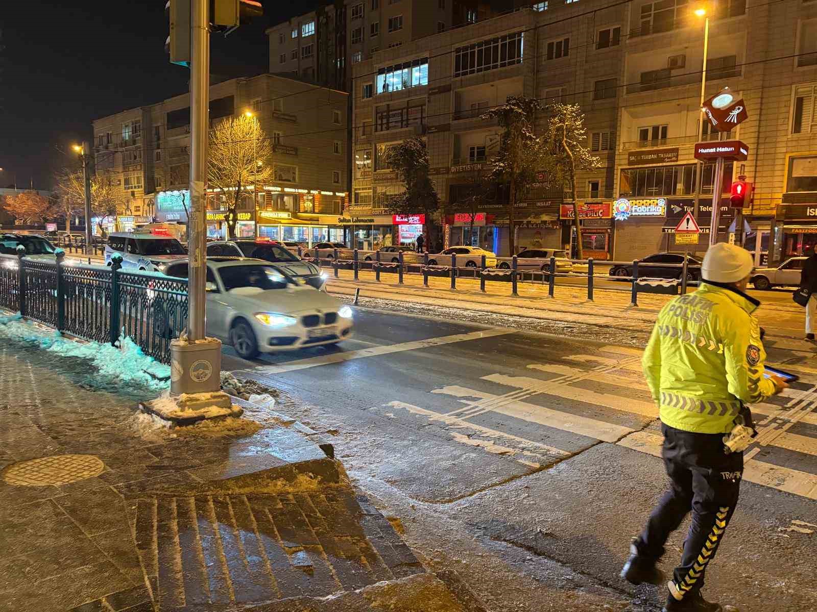 Otomobil yayaya çarptı: 1 ağır yaralı