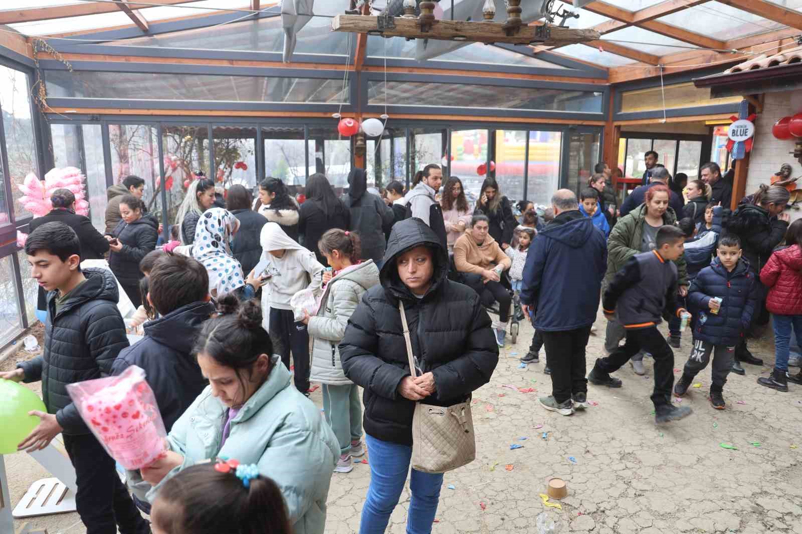 Depremzede öksüz ve yetim çocukların yüzü hediyelerle güldü