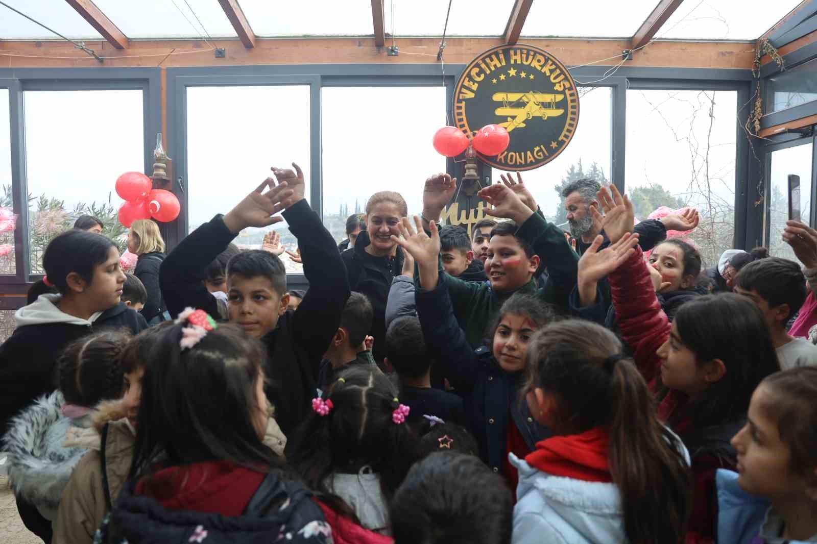 Depremzede öksüz ve yetim çocukların yüzü hediyelerle güldü