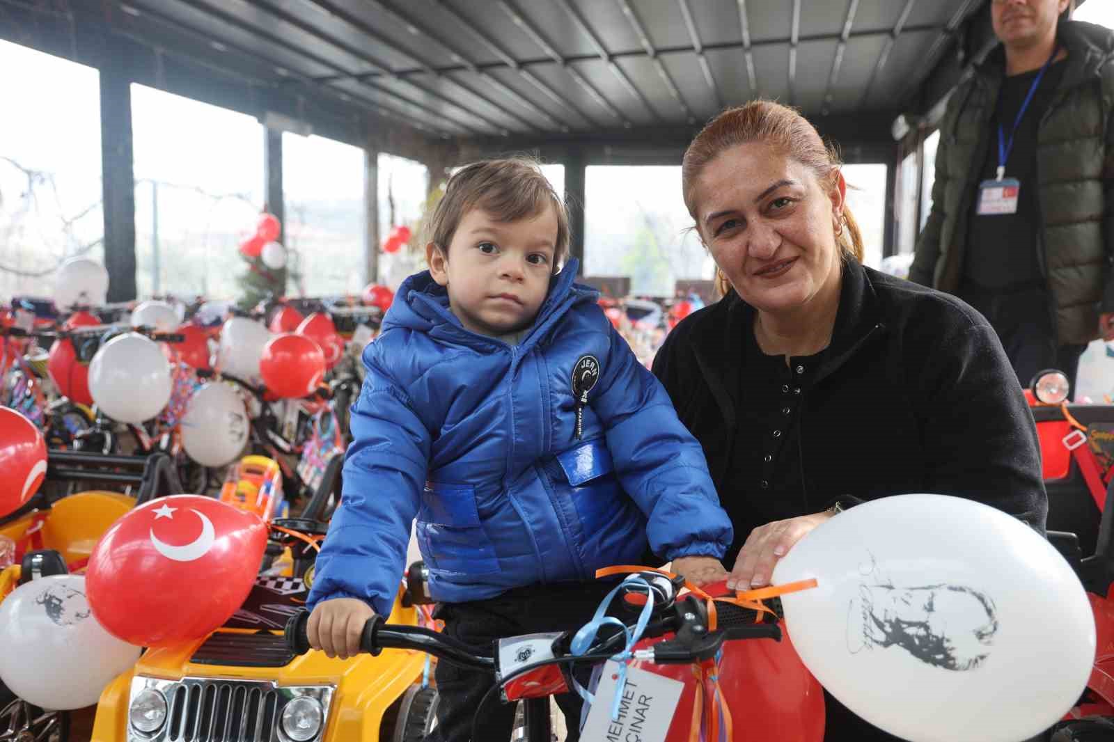 Depremzede öksüz ve yetim çocukların yüzü hediyelerle güldü