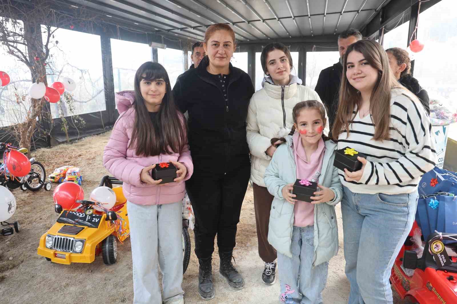 Depremzede öksüz ve yetim çocukların yüzü hediyelerle güldü