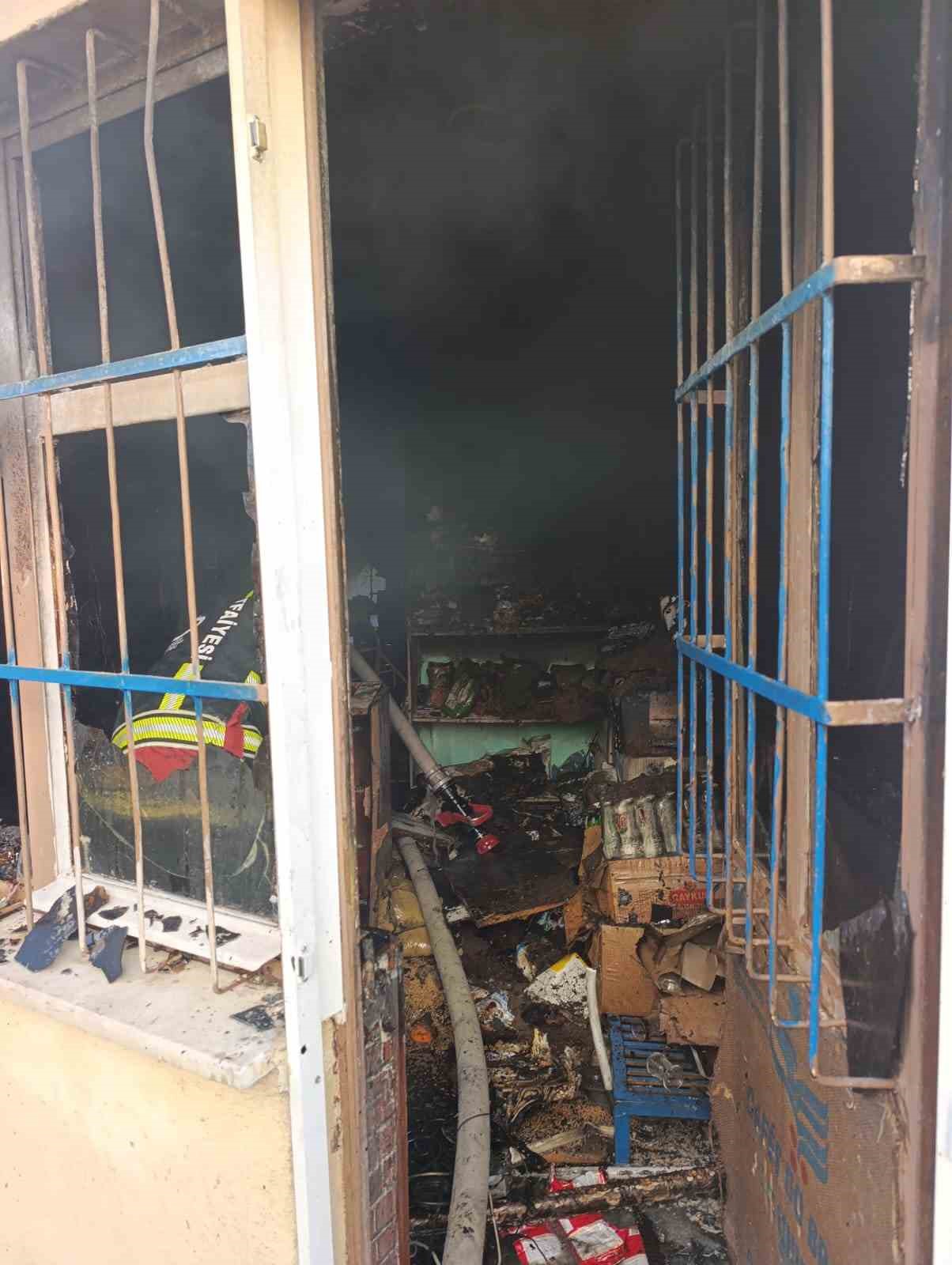 Burhaniye de baharatçı dükkanı yandı