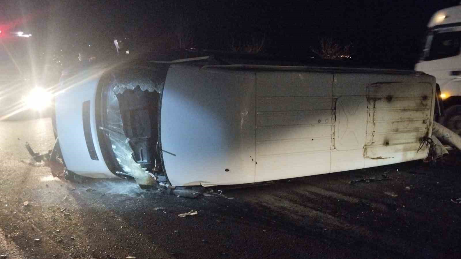 Otomobil ile minibüs kafa kafaya çarpıştı: 1 ölü, 6 yaralı