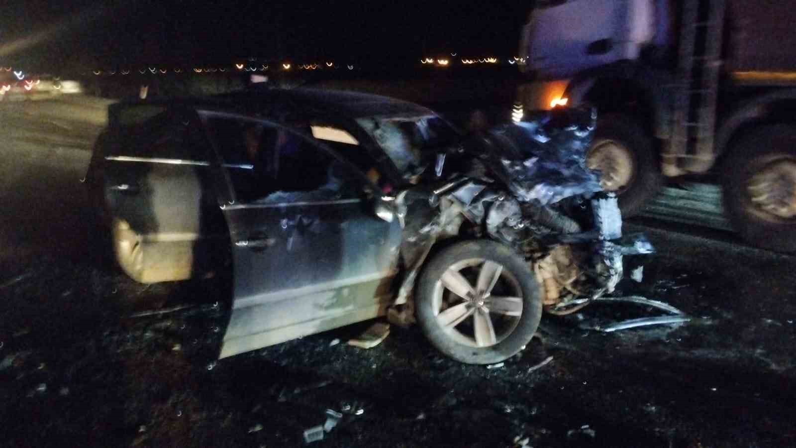 Otomobil ile minibüs kafa kafaya çarpıştı: 1 ölü, 6 yaralı