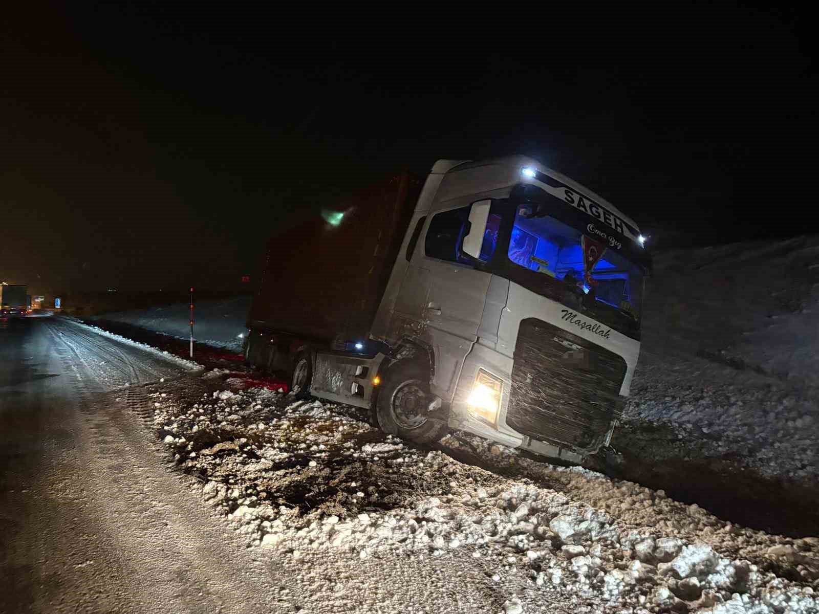 Yol buzlandı, tırlar makasladı