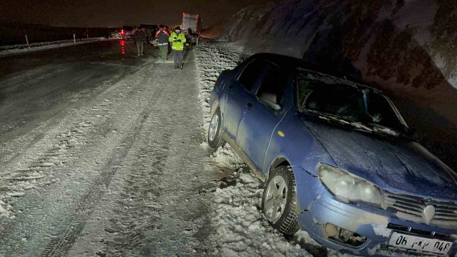 Yol buzlandı, tırlar makasladı