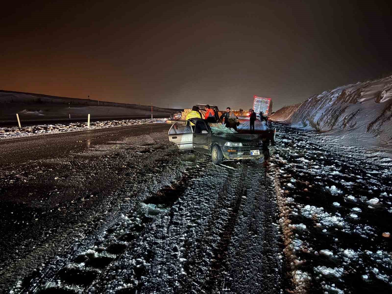 Yol buzlandı, tırlar makasladı