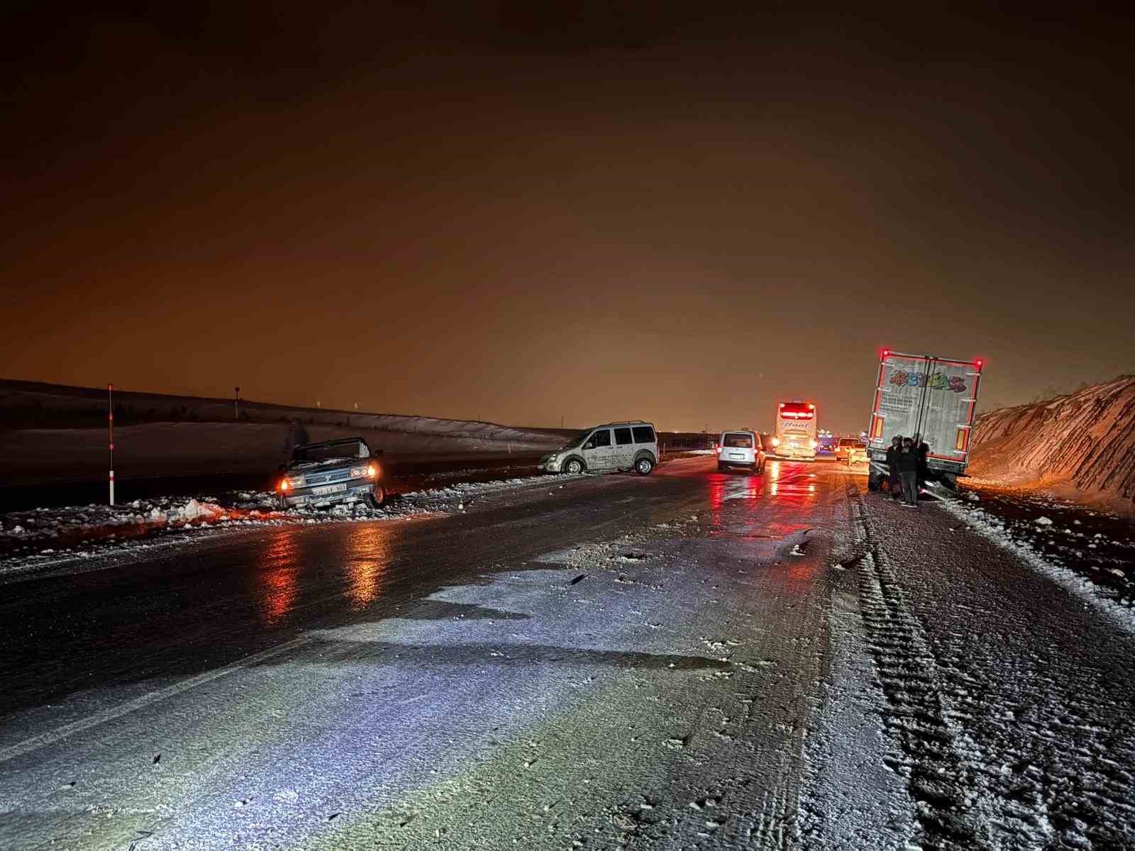 Yol buzlandı, tırlar makasladı