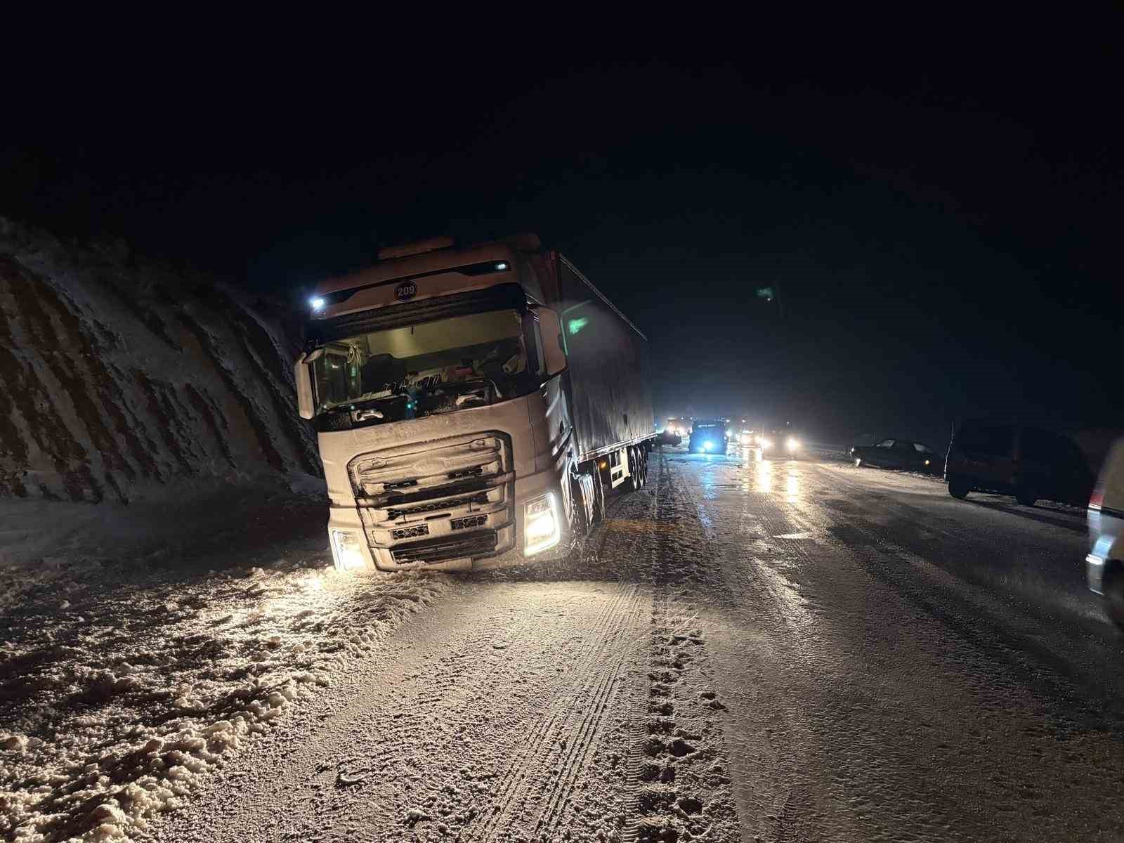 Yol buzlandı, tırlar makasladı
