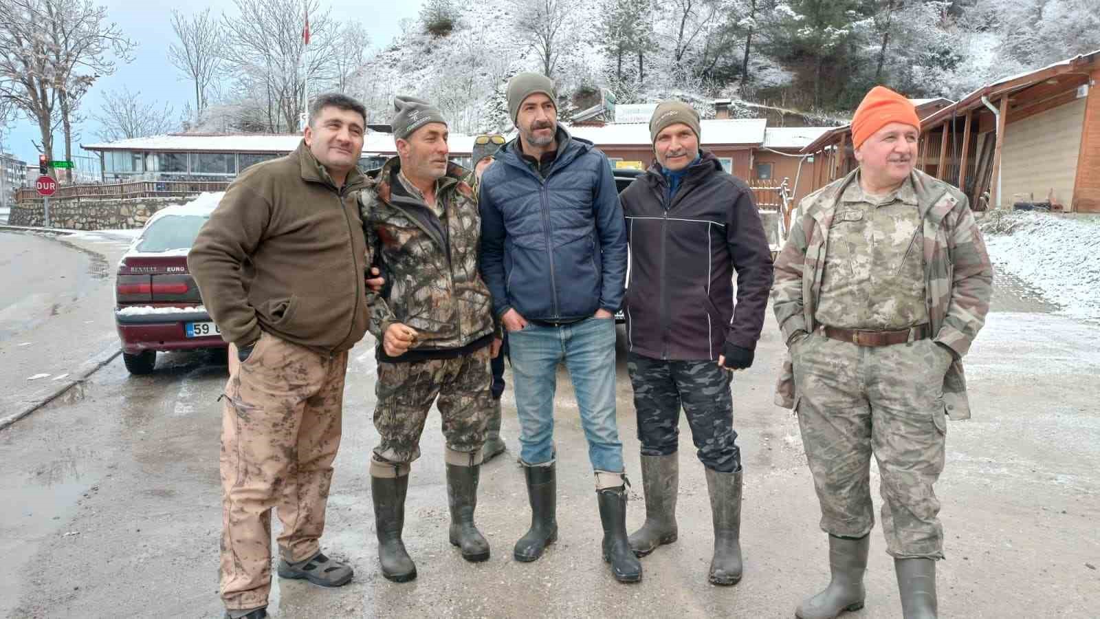 Amasya’da su kanalına düşen karacayı avcılar kurtardı