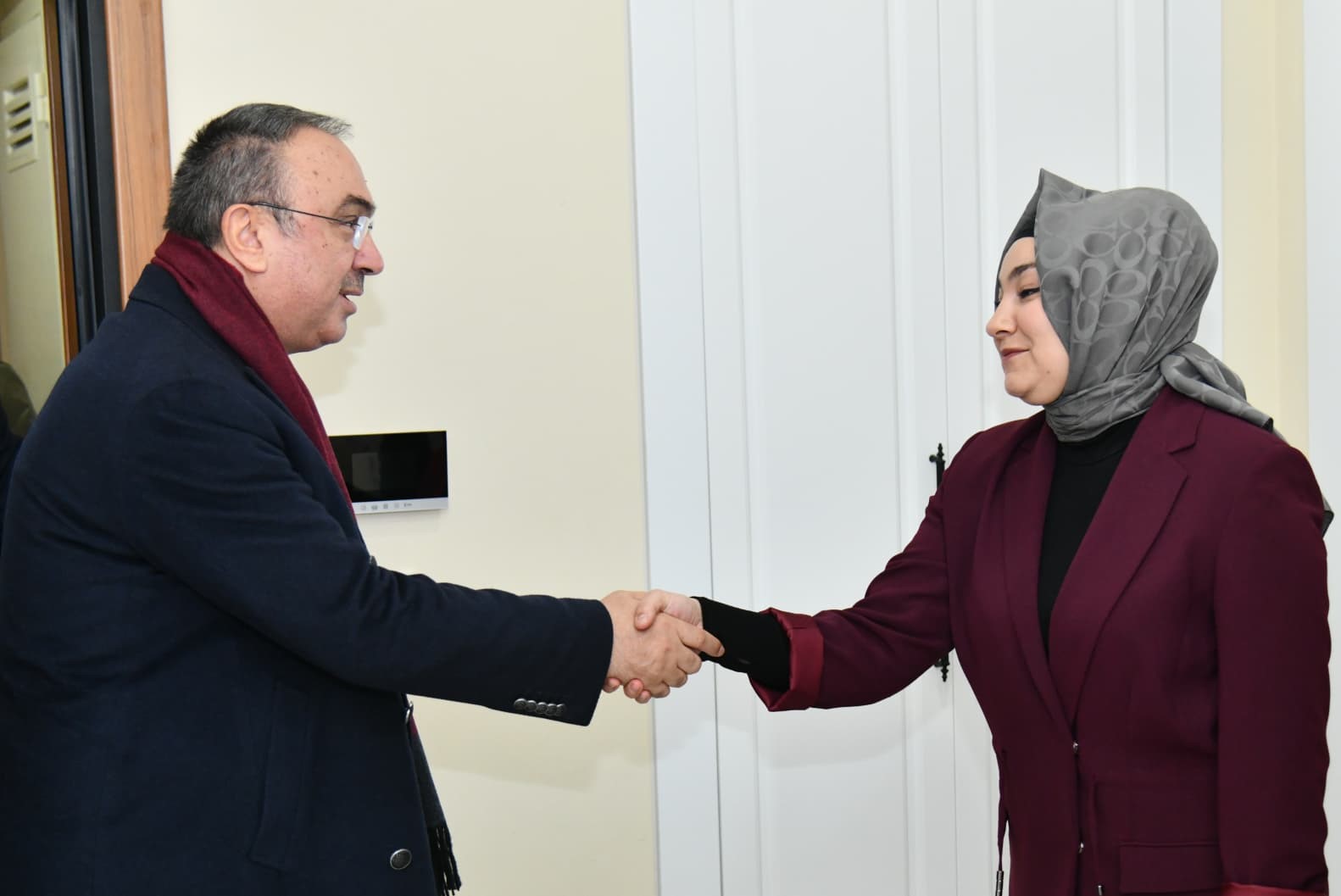 15 Temmuz şehidinin kızını ziyaret eden Vali: “Onlar sayesinde milli irade gasp edilemedi”