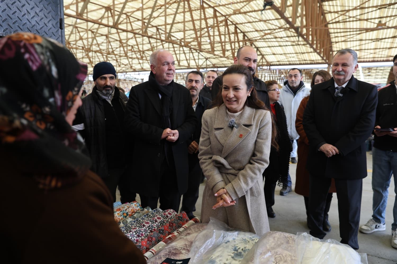 Başkan Balaban ve İl Başkanı Özalper pazar alışverişinde vatandaşlarla buluştu
