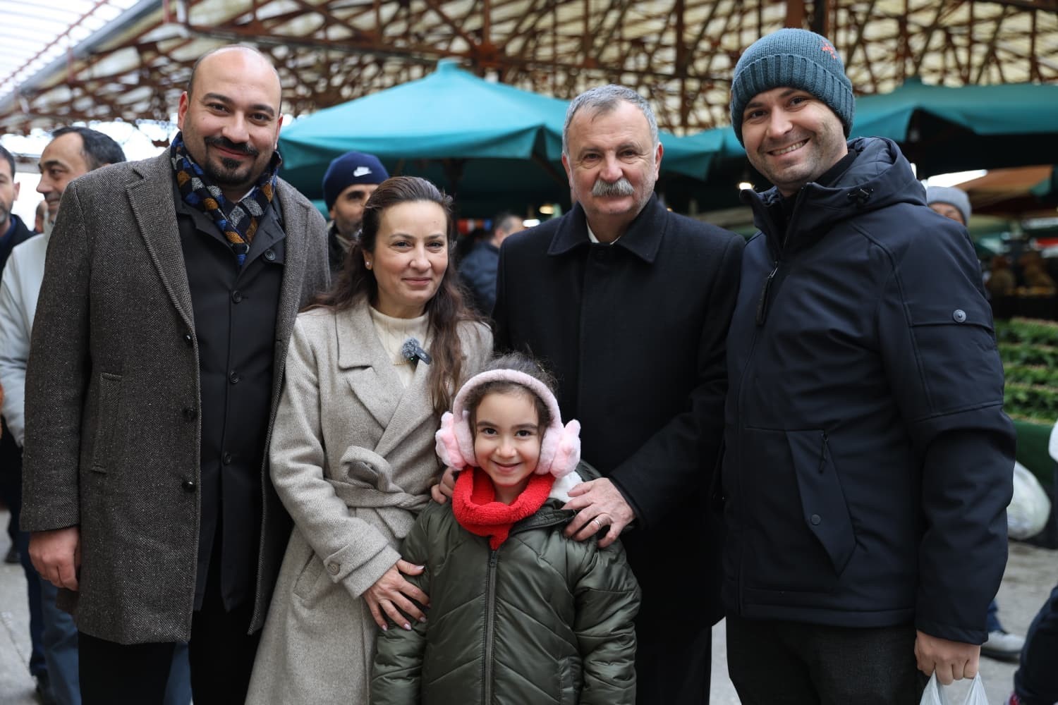 Başkan Balaban ve İl Başkanı Özalper pazar alışverişinde vatandaşlarla buluştu