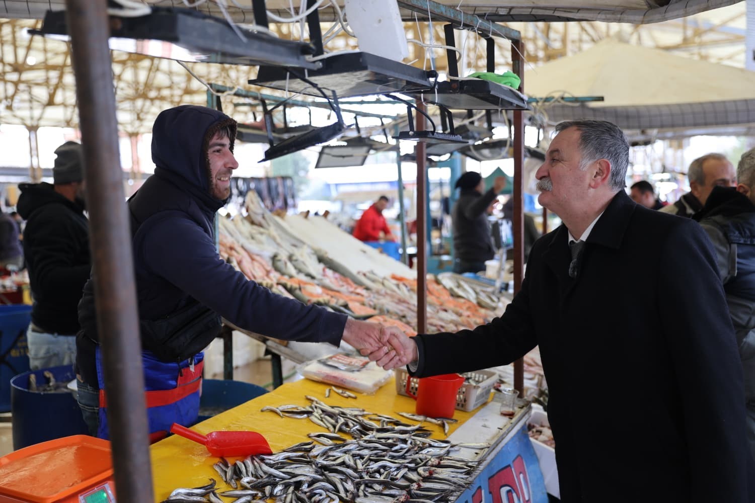 Başkan Balaban ve İl Başkanı Özalper pazar alışverişinde vatandaşlarla buluştu