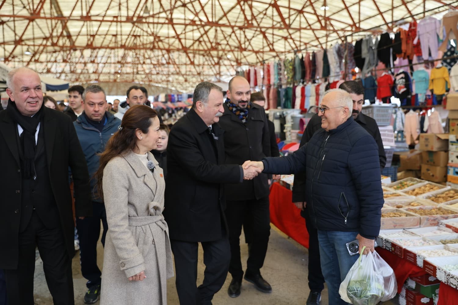 Başkan Balaban ve İl Başkanı Özalper pazar alışverişinde vatandaşlarla buluştu