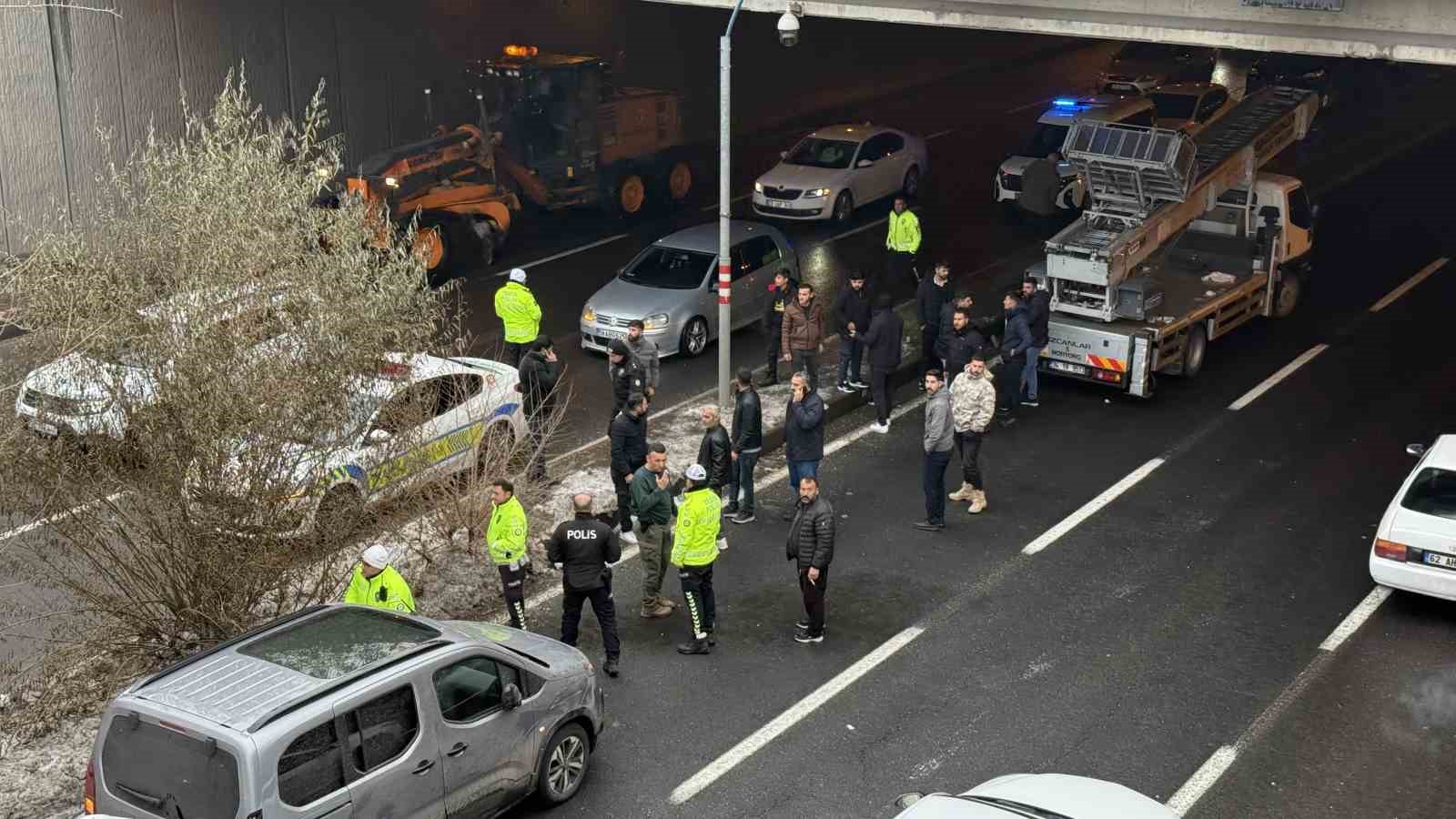 Kaza yapan sürücüler kavga edince kelepçelenip karakola götürüldü