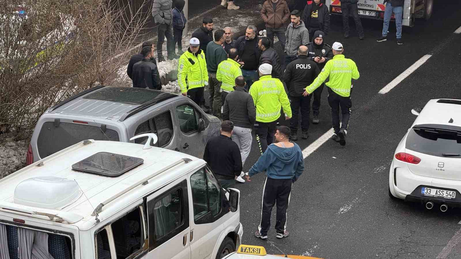 Kaza yapan sürücüler kavga edince kelepçelenip karakola götürüldü