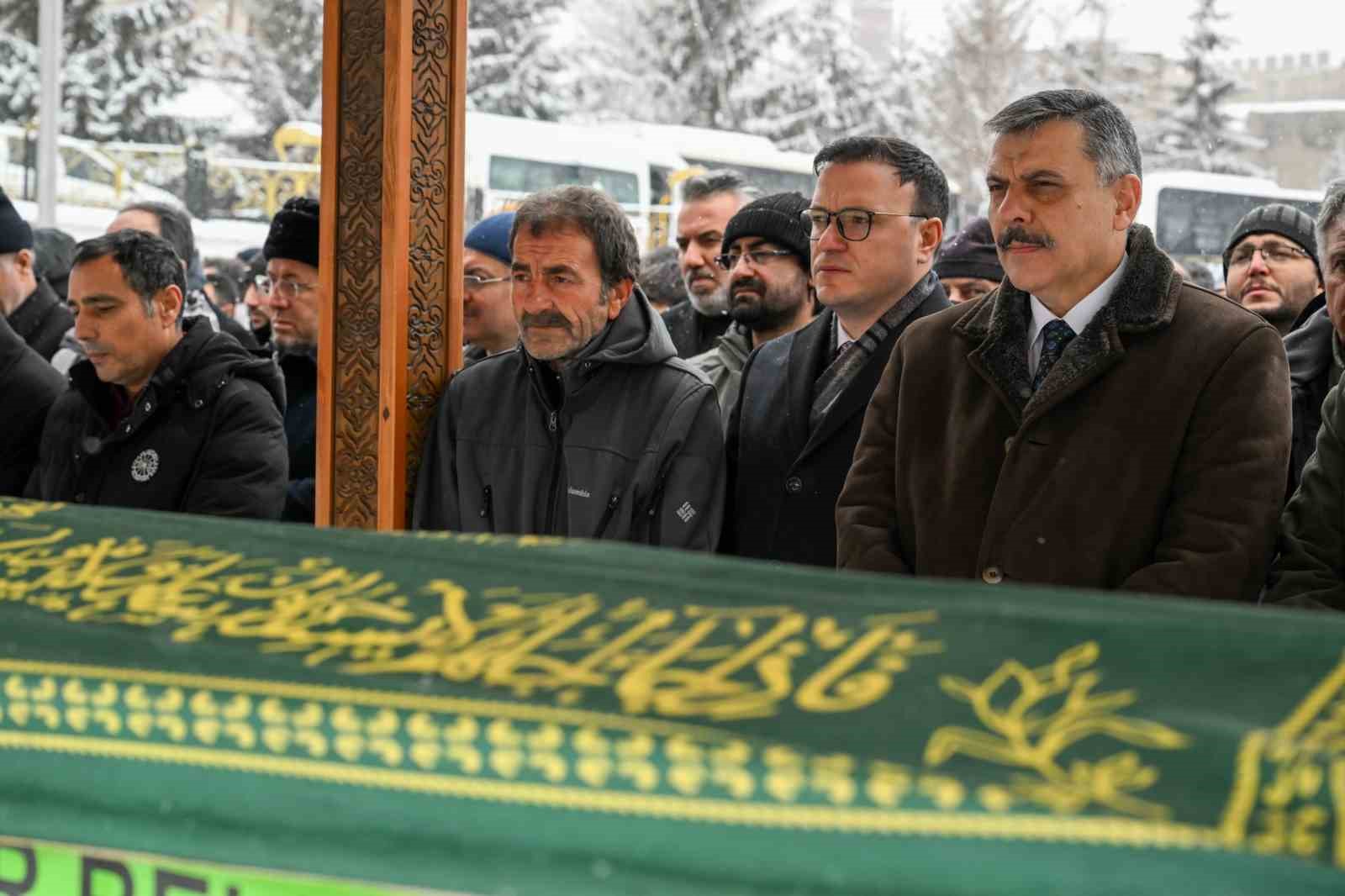 Vali Çiftçi’den Naciye Nine’ye vefa