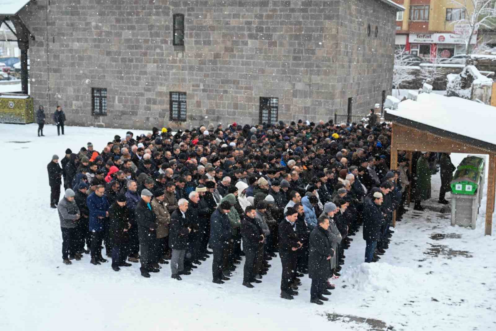 Vali Çiftçi’den Naciye Nine’ye vefa