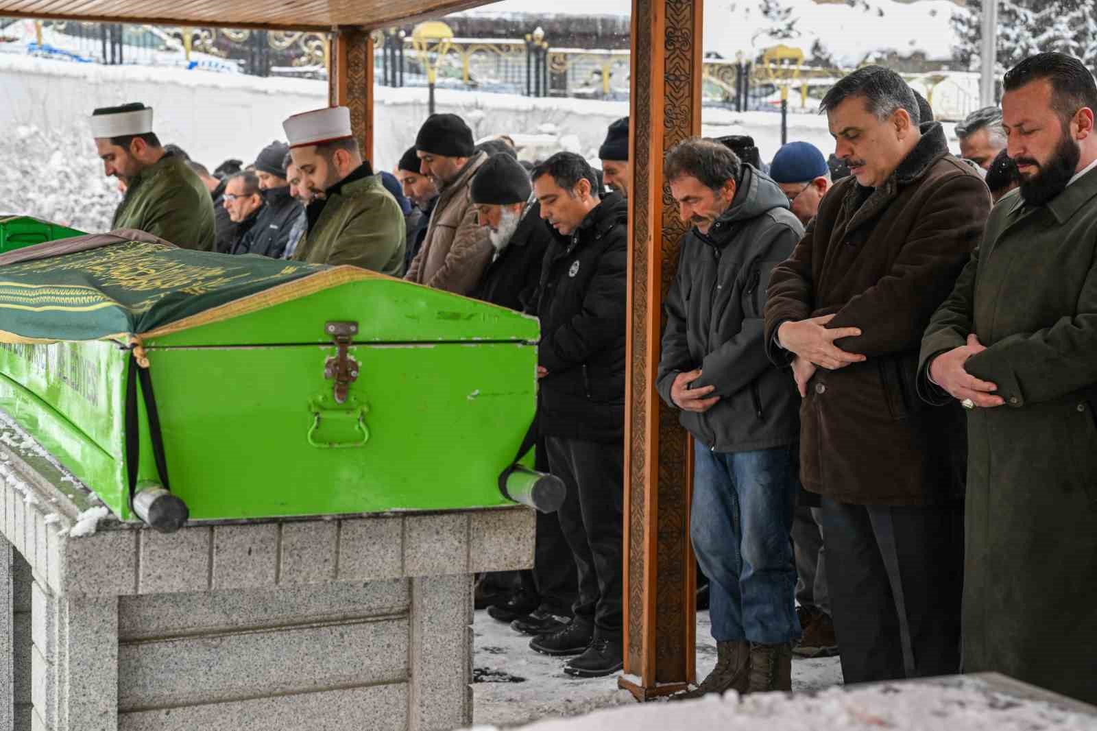 Vali Çiftçi’den Naciye Nine’ye vefa