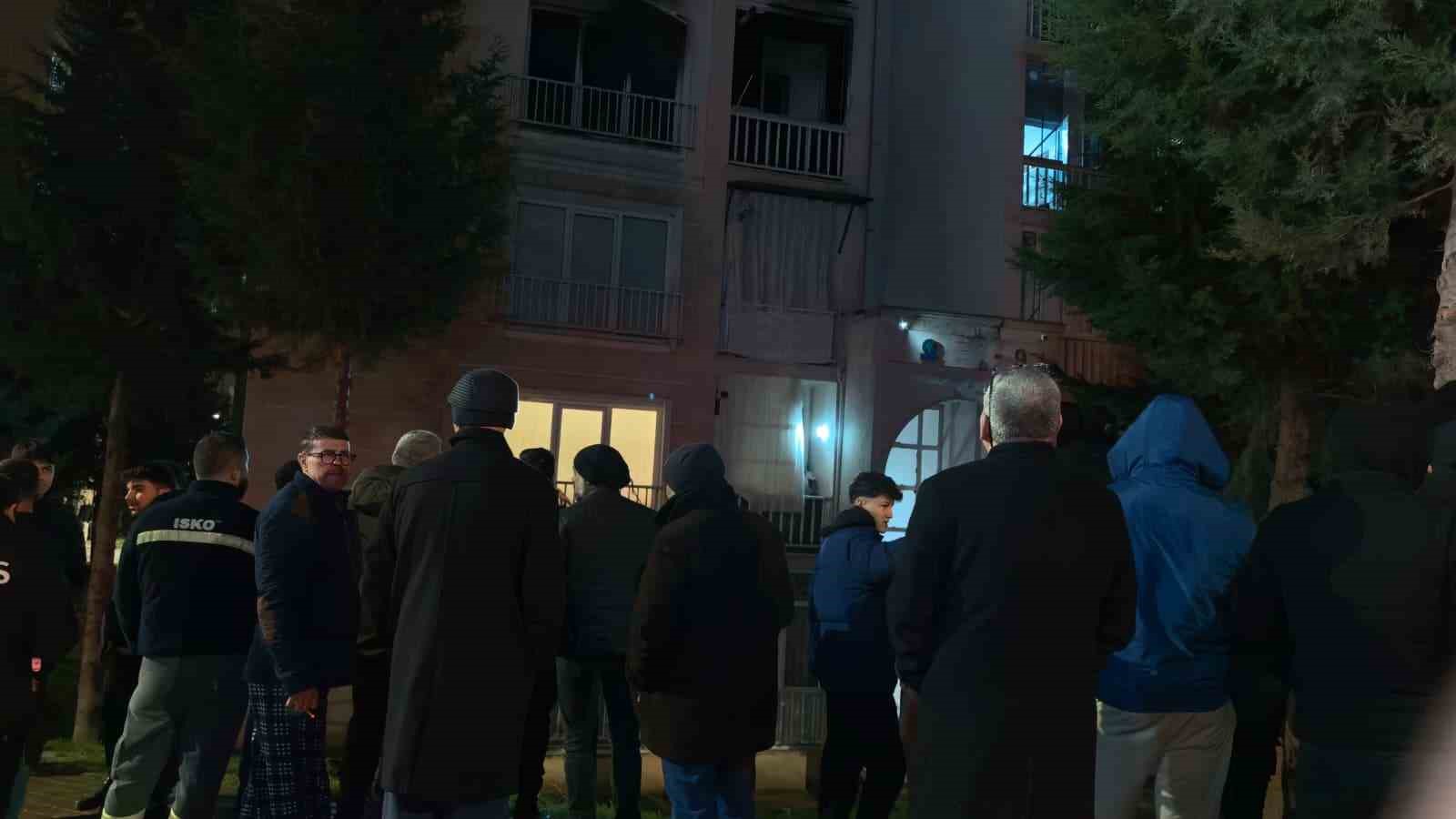 İnegöl’de ev yangını: 1’i çocuk 3 kişi dumandan etkilendi