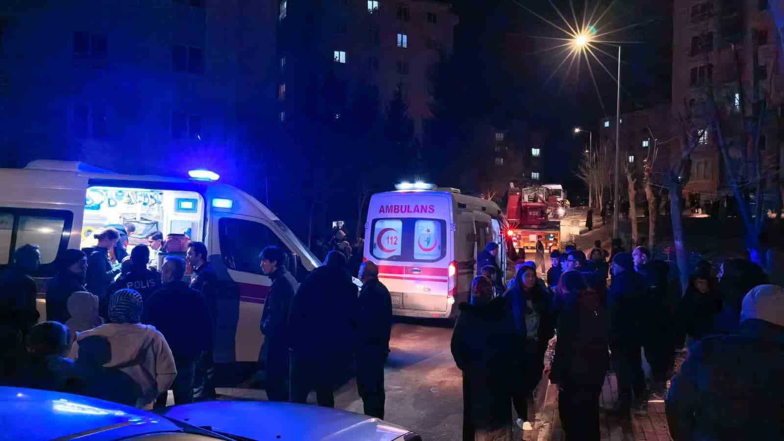 İnegöl’de ev yangını: 1’i çocuk 3 kişi dumandan etkilendi