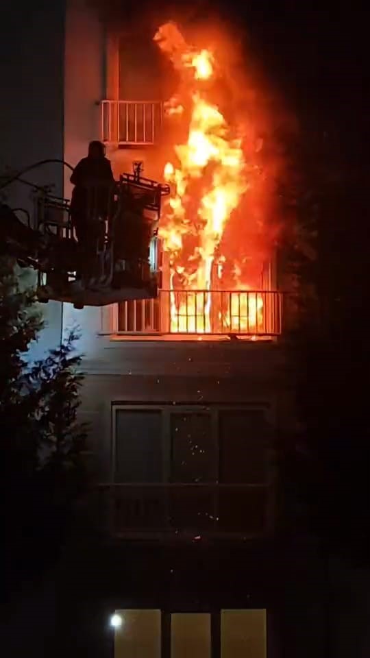 İnegöl’de ev yangını: 1’i çocuk 3 kişi dumandan etkilendi