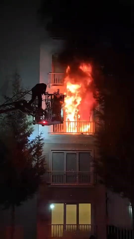 İnegöl’de ev yangını: 1’i çocuk 3 kişi dumandan etkilendi