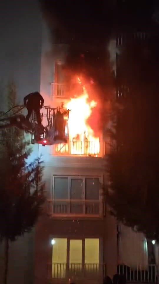 İnegöl’de ev yangını: 1’i çocuk 3 kişi dumandan etkilendi