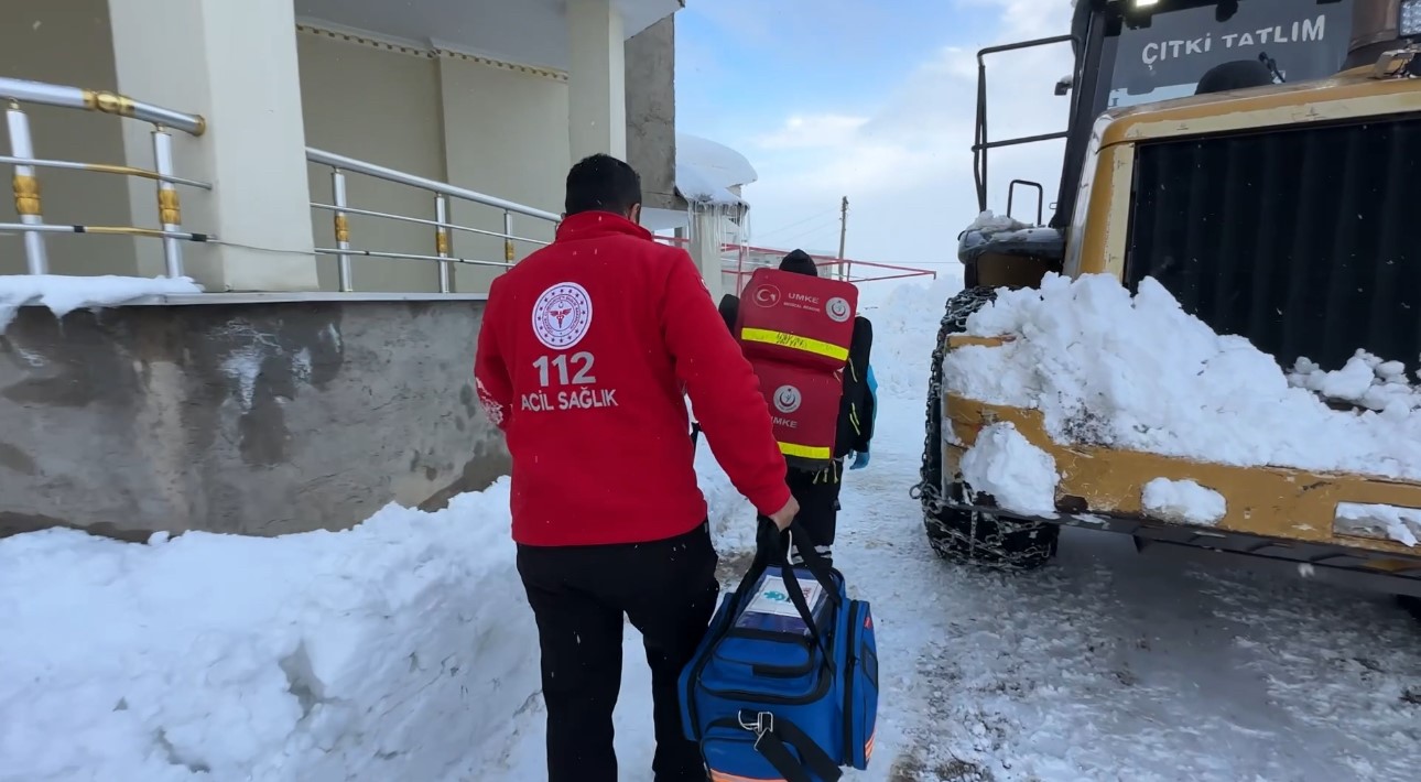 Yüksekova’da kar geçit vermedi, ekipler vazgeçmedi: 2 saatlik kurtarma mücadelesi