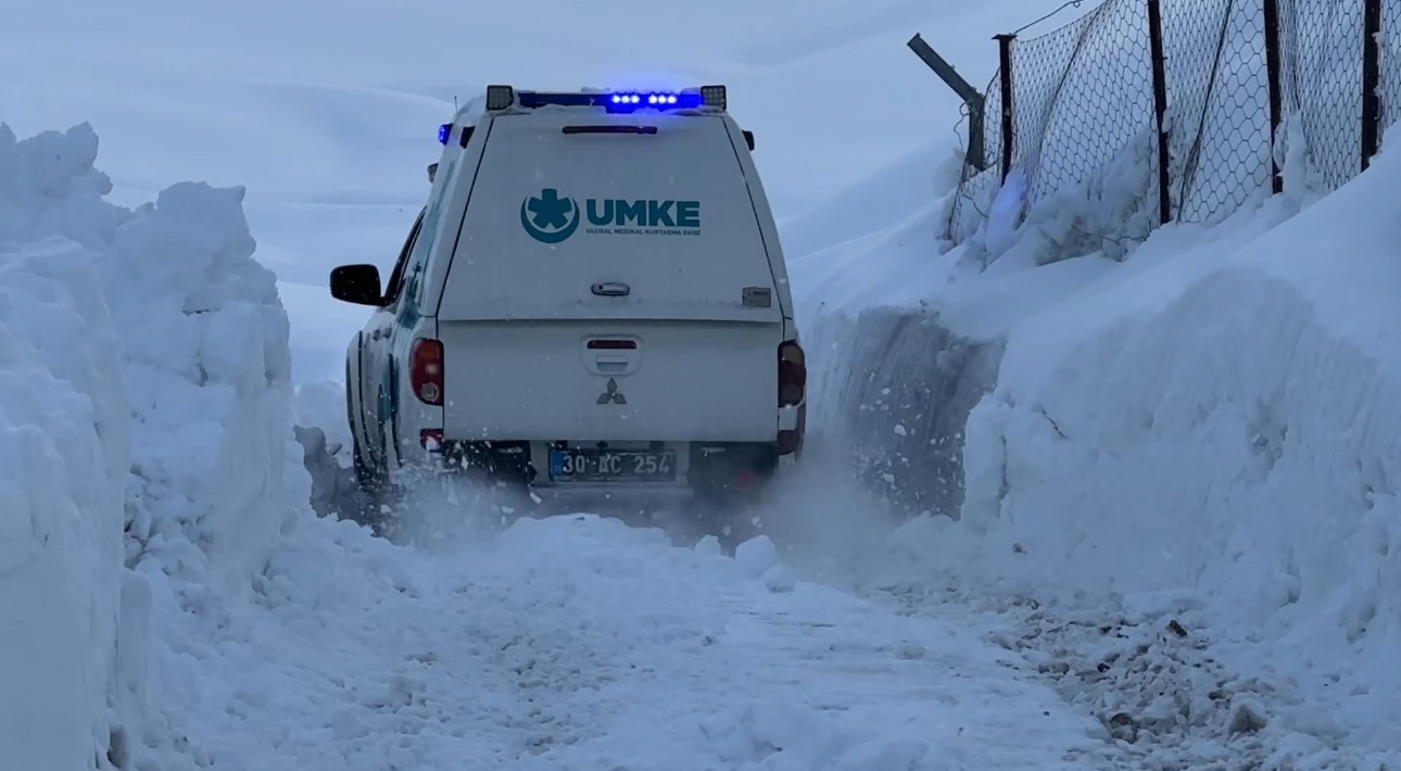 Yüksekova’da kar geçit vermedi, ekipler vazgeçmedi: 2 saatlik kurtarma mücadelesi