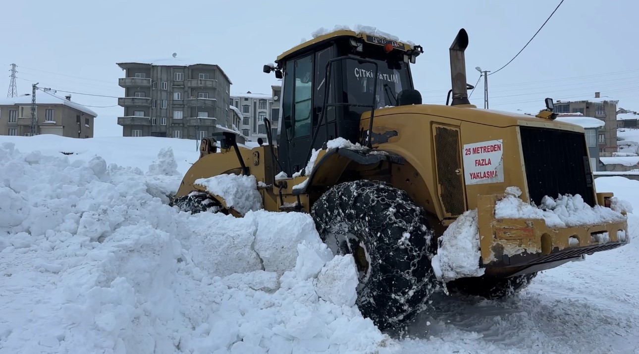 Yüksekova’da kar geçit vermedi, ekipler vazgeçmedi: 2 saatlik kurtarma mücadelesi