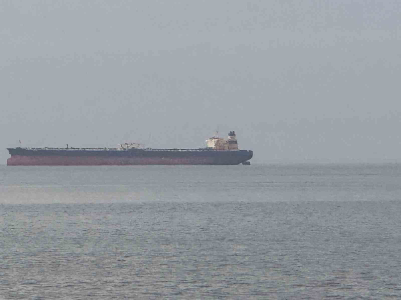 Karadeniz’de isabet alan petrol tankeri İnebolu’da demirledi