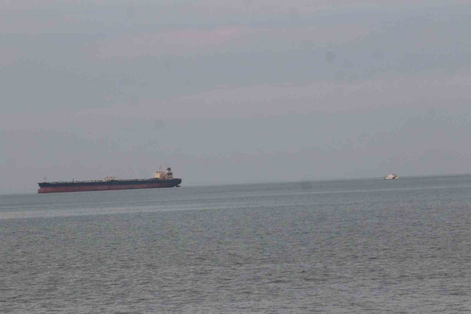 Karadeniz’de isabet alan petrol tankeri İnebolu’da demirledi