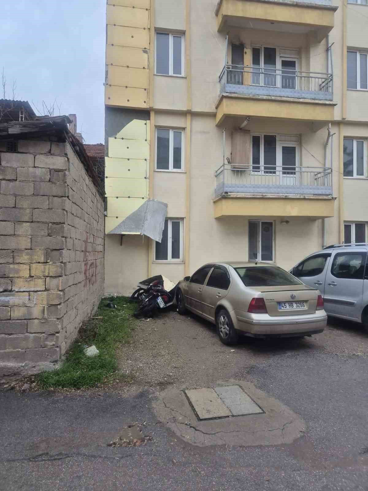 Gediz’de şiddetli rüzgar ağaçları devirdi, binalarda hasara sebep oldu