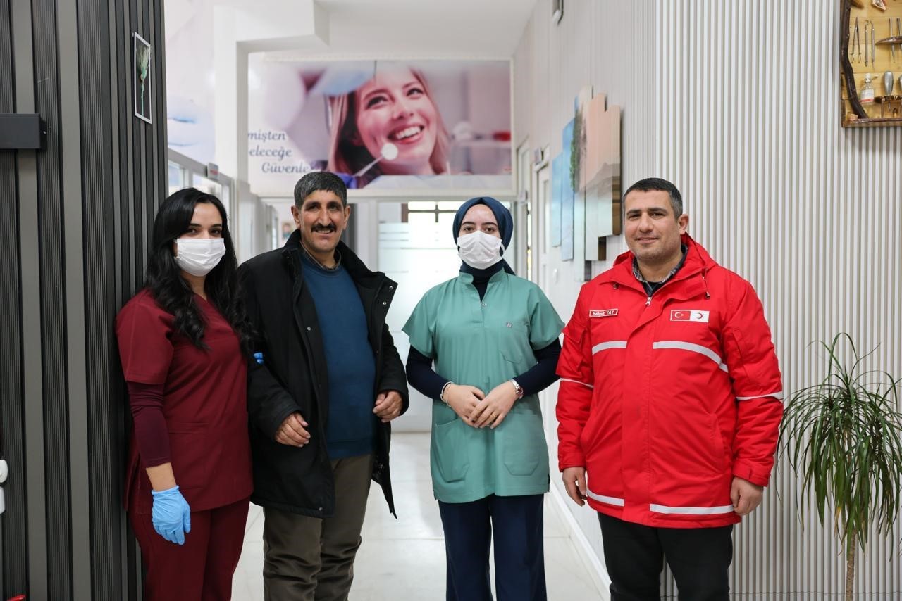 Muradiye’de gönüllü dokunuş: Yıllardır ertelenen tedavi gerçek oldu