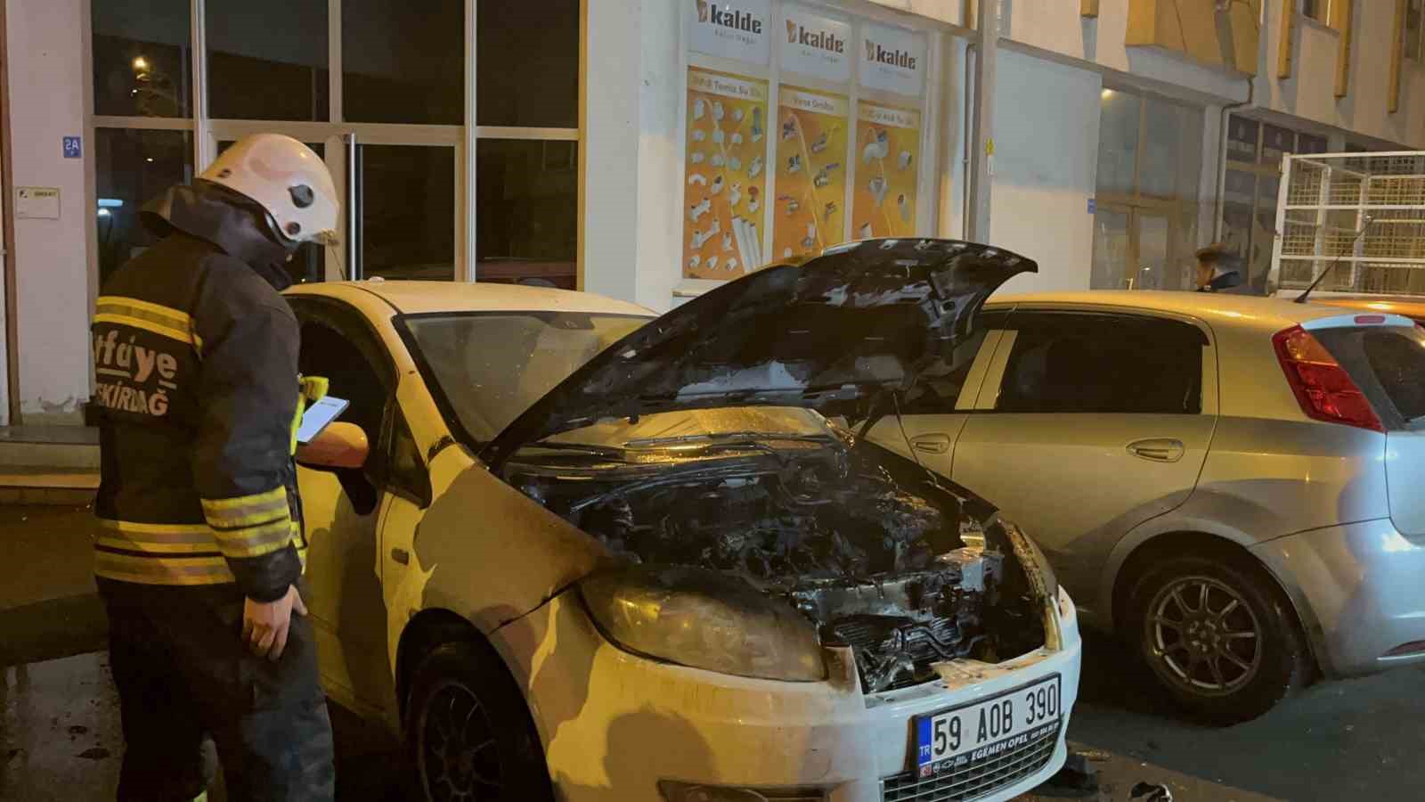 Çorlu’da park halindeki otomobile alev alev yandı