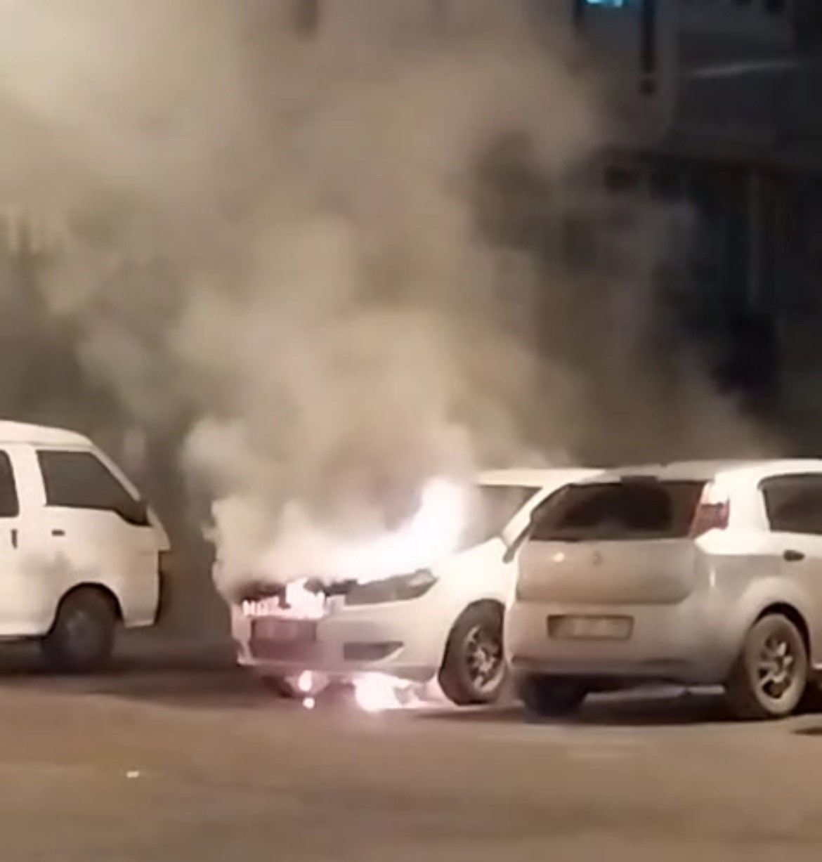 Çorlu’da park halindeki otomobile alev alev yandı