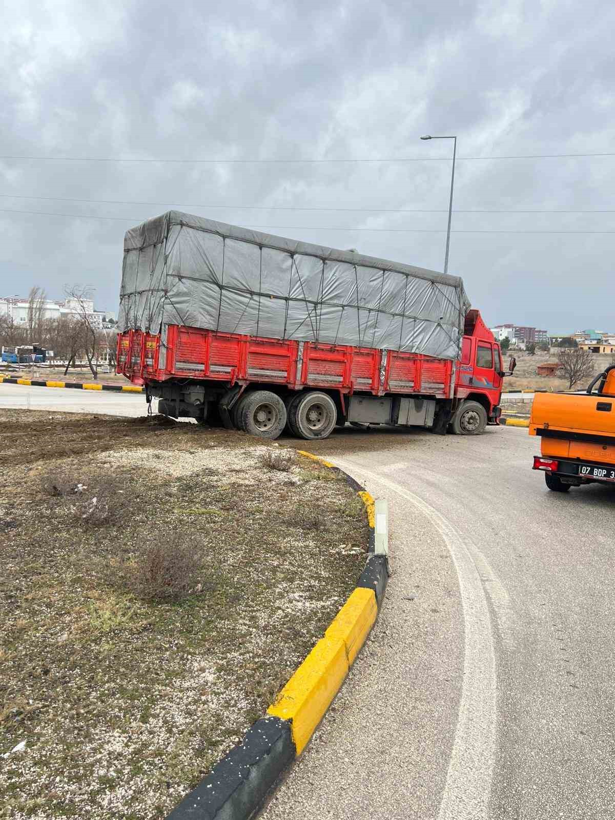 Burdur’da otomobil ile kamyon çarpıştı: 1 yaralı