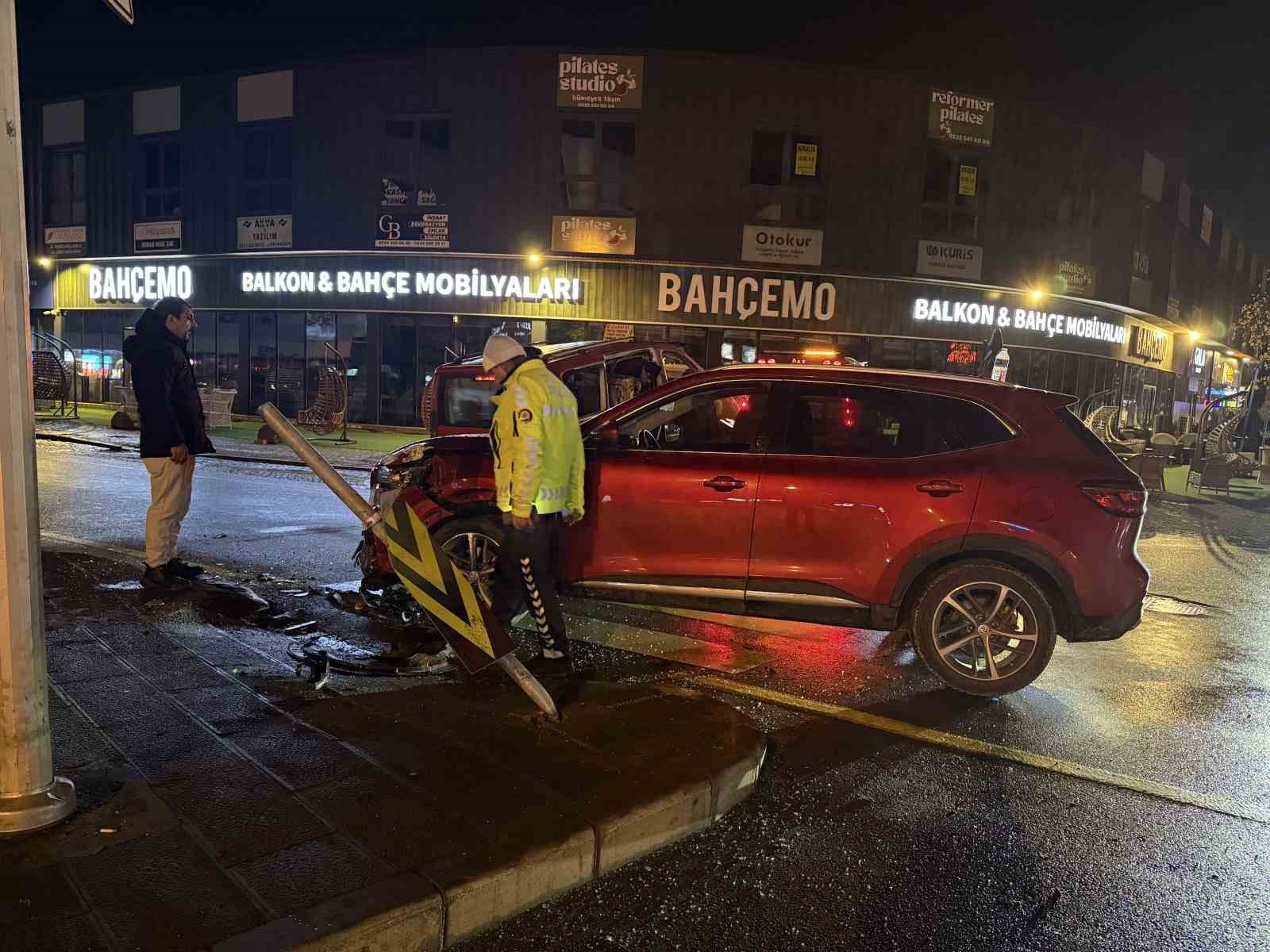 Toplu taşıma aracı ile SUV tarzı araç çarpıştı: 5 yaralı