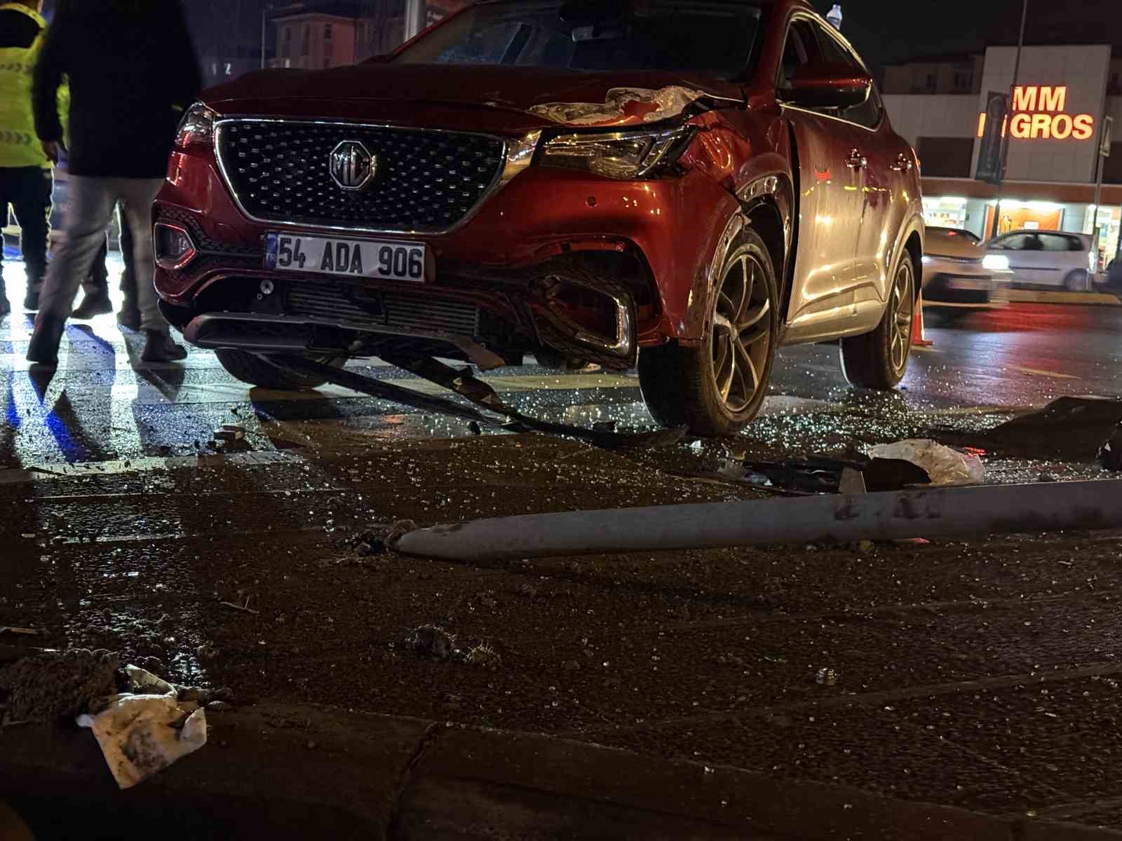 Toplu taşıma aracı ile SUV tarzı araç çarpıştı: 5 yaralı