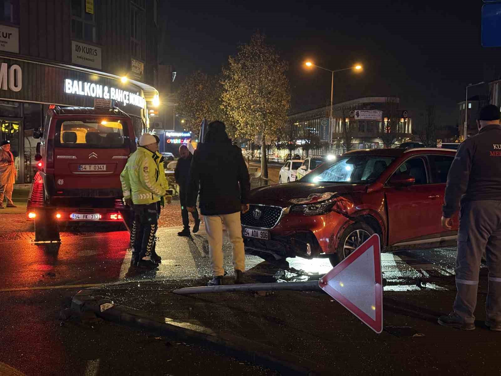 Toplu taşıma aracı ile SUV tarzı araç çarpıştı: 5 yaralı