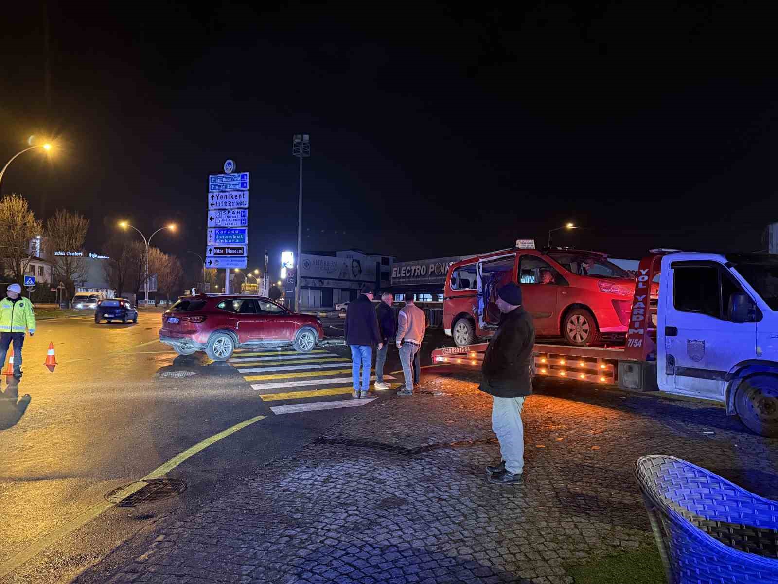 Toplu taşıma aracı ile SUV tarzı araç çarpıştı: 5 yaralı