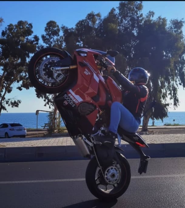 Kaskını kız arkadaşına verdiği feci kazada hayatını kaybetti