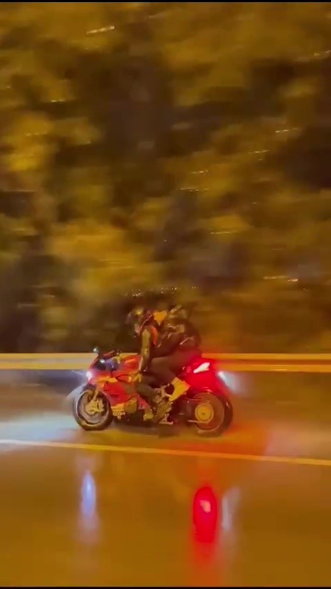 Kaskını kız arkadaşına verdiği feci kazada hayatını kaybetti